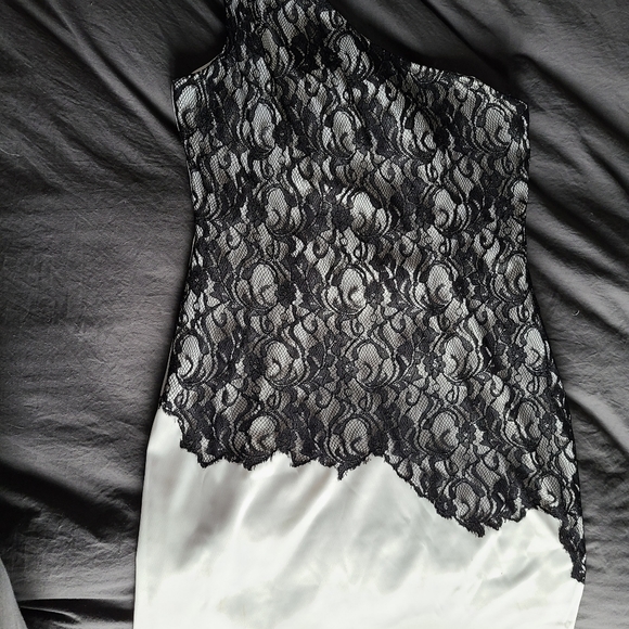 White dress with black lace - Picture 1 of 2